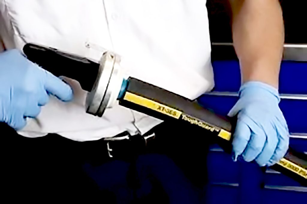 Demostración de la fabricación y adaptación de mangueras industriales, atención personalizada. 